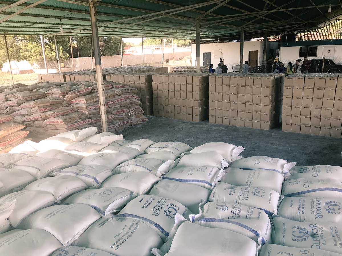 Omar_PrietoPSUV's tweet photo. He dado instrucciones de que todos estos alimentos sean vendidos al pueblo a precio justo en las próximas 48 horas. 
Vienen nuevos operativos; por ello, es importante cualquier información que aporte la comunidad. Estamos comprometidos en derrotar a las mafias de los bachaqueros. https://t.co/DB7OuiP4fB