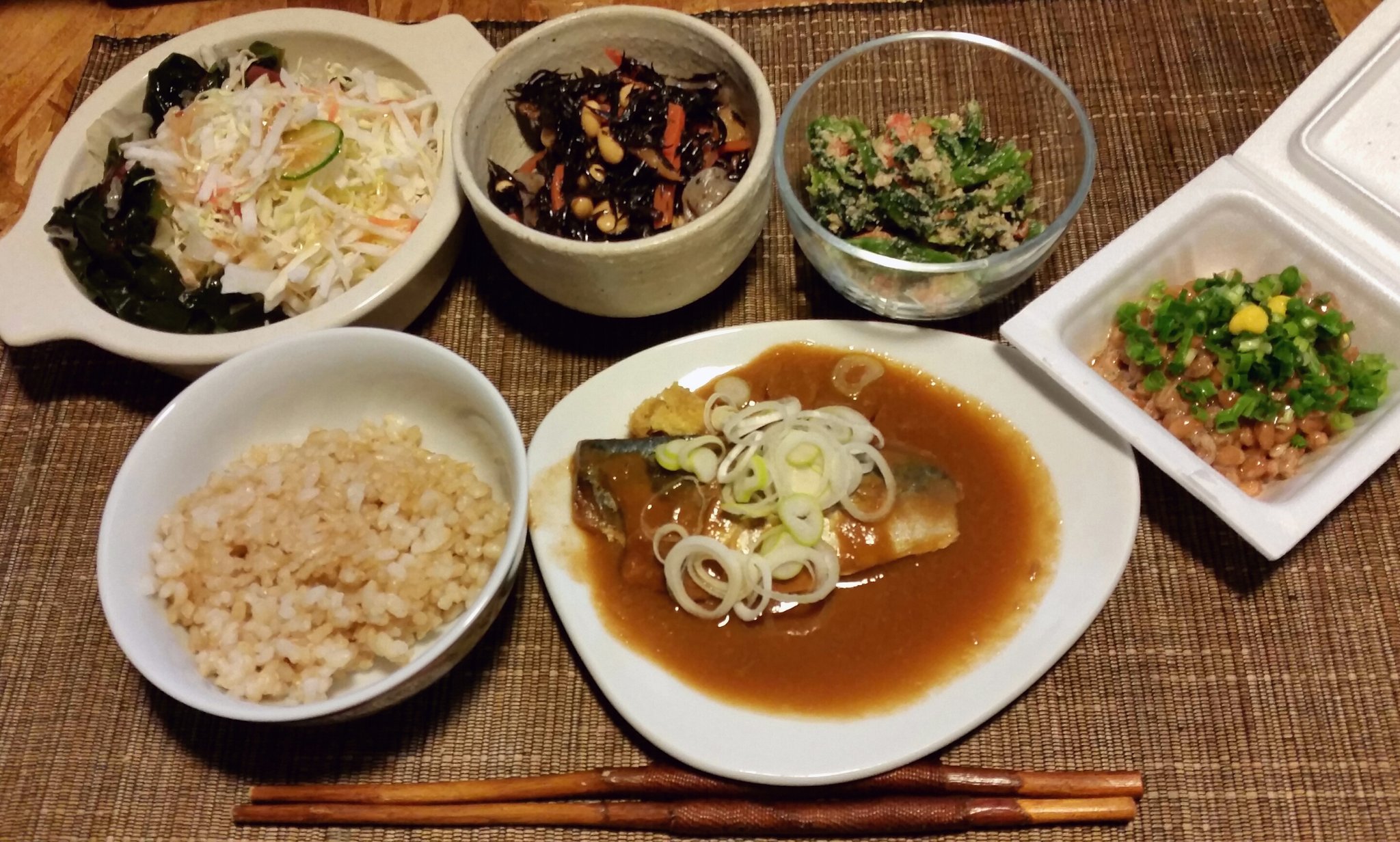 ぶらんか 減塩料理65日目 ひじき煮 いんげんのゴマ和え 鯖味噌煮 海草サラダ 玄米ご飯 納豆 結局冷蔵庫に余ってた総菜類の なんの代わり映えもない有り合わせで でもまぁカロリー的にも栄養面もこれで十分な夕飯 とおっさんは思う ぶらんか料理