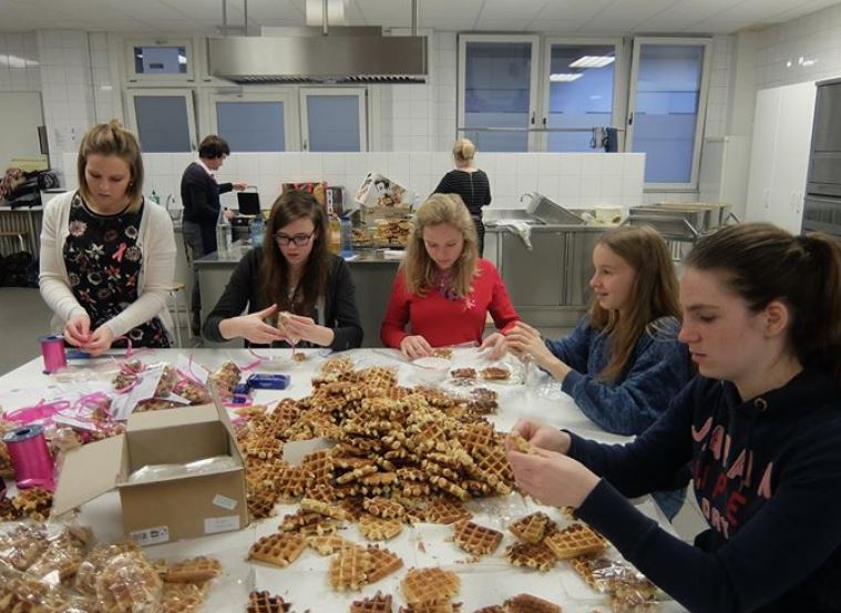 VTIWaregem's tweet photo. Wafelbak tijdens het oudercontact en hij loopt als een trein! GO GO GO !  Een WARME bijdrage van onze meisjesleerlingen voor DE WARMSTE WEEK. https://t.co/URDRUXbaTD