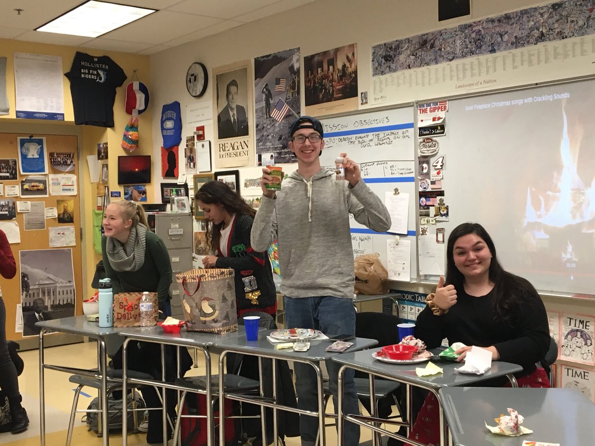 ms_fisha's tweet photo. Loved celebrating #Festivus with @AHSKennard and APGOPO ! #popcornforthewin #givemebackmysoup https://t.co/T2uyiUb6SL