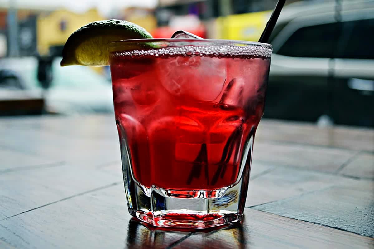 The_Gold_Rush's tweet photo. Finally Friday! Cheers to the weekend and last minute gift shopping! https://t.co/rqdCfzCQPt