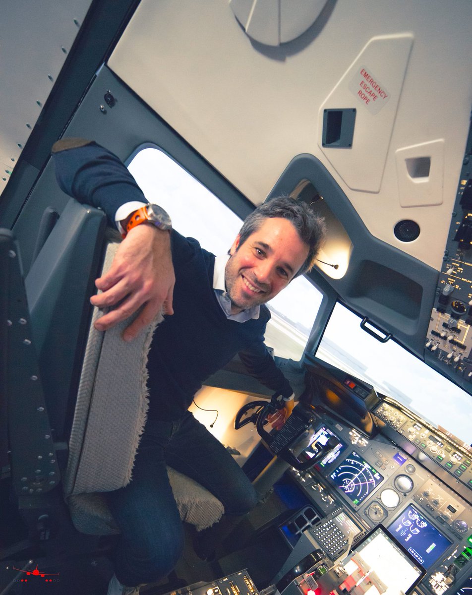 BrusselsFSim's tweet photo. Un invité de marque aux commandes ce vendredi : @AdrienDevyver, journaliste et présentateur @RTBFtv, dans le cadre de #Happy2Fly :D Vous aussi, vous êtes stressé en #avion ? Jetez donc un oeil à notre formation sur https://t.co/6gT7eLYI7U #Boeing737 #FlightSimulator https://t.co/h2kC6UwUb8