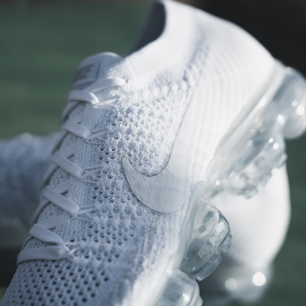 nike white shoes with clear bottom
