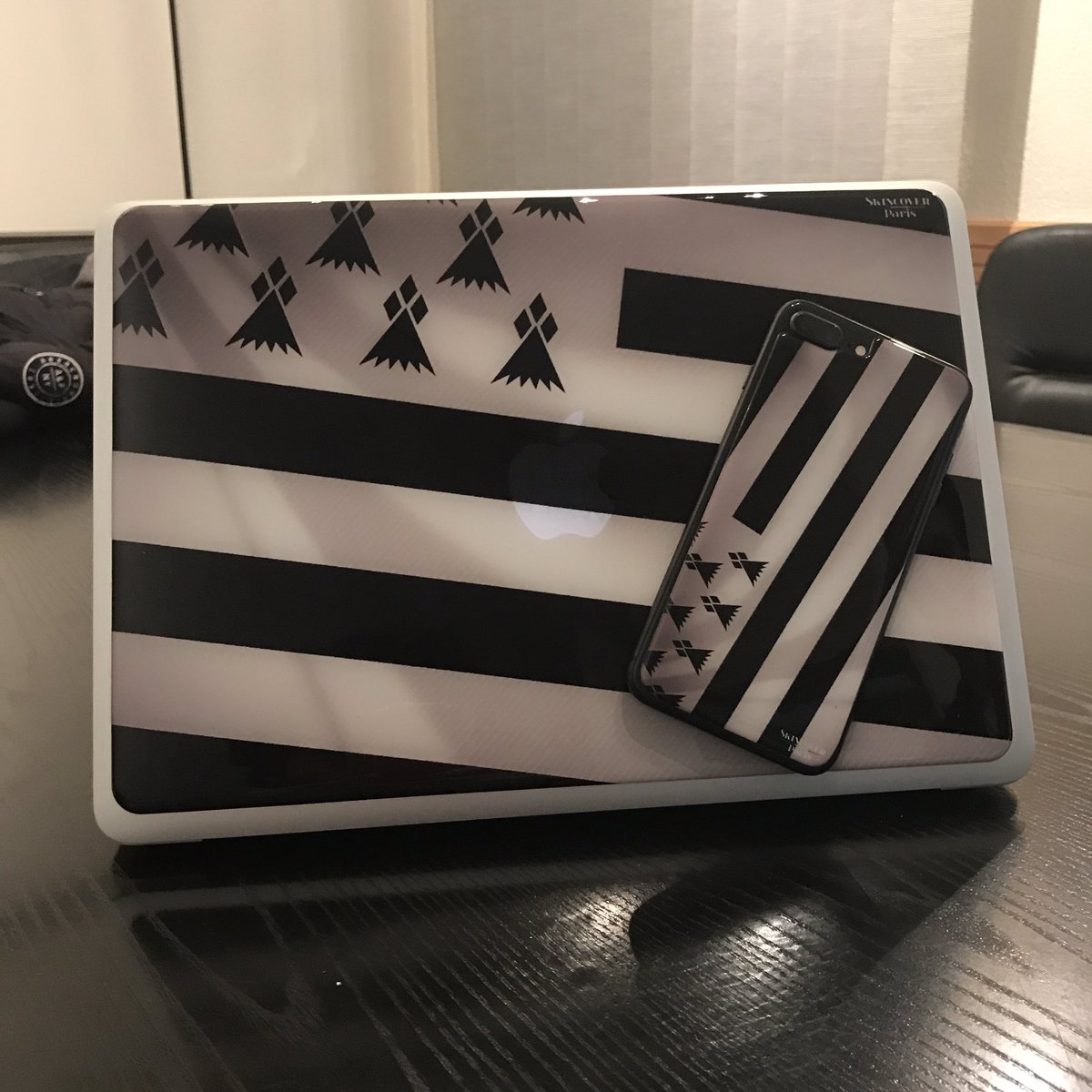 SkincoverParis's tweet photo. "IPhone Crotik et MacBook Breizh" 🔳🔲By Skincover Paris #MadeInfrance #breizh #bzh #bretagnetourisme #brittany  #finistere #Macbook #macbookcover #igersbretagne #morbihan #landscape #jaimelabretagne  #rennes #stickermacbook #SkinMacbook #StickerIphone  #brest  #finistère https://t.co/DcgaO4Hx9G