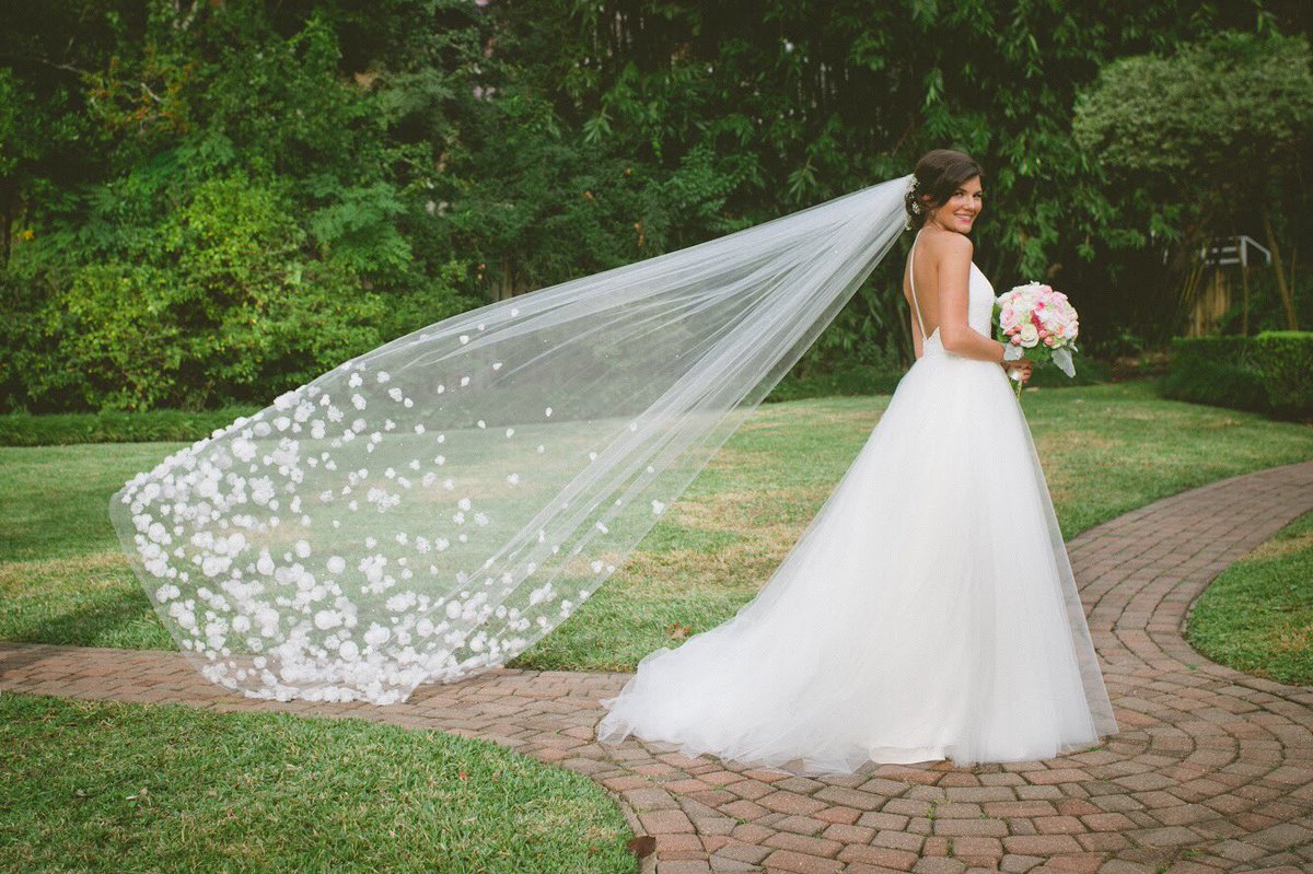 #Veilgame strong 💪🏻 with this petal veil on gorgeous Blossom bride <a href="/amandaclaireee/">Amanda</a>! 😍
