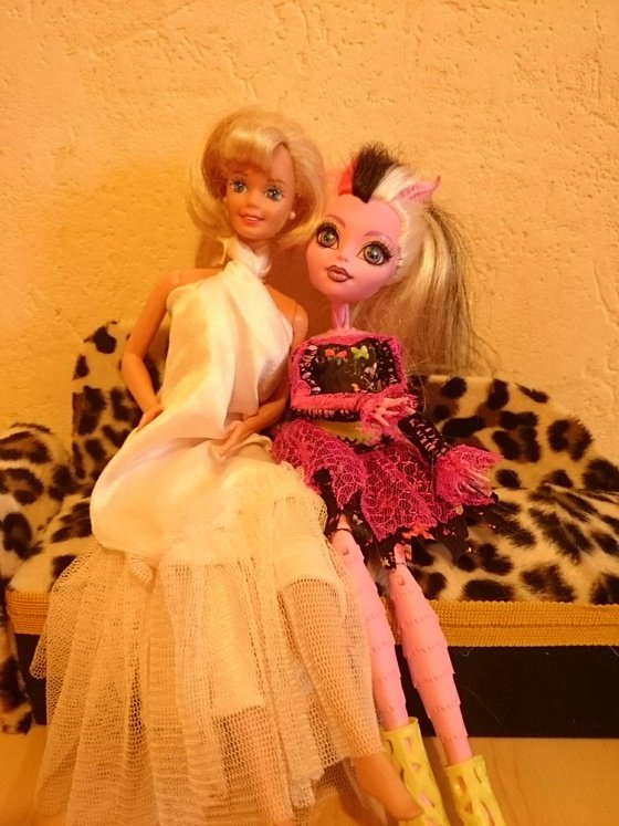 Izumi_yakumo's tweet photo. 縫わない簡単ドール服。小さいお子さんも不器用さんにも。ハンカチ大の布の真ん中にドールを置き、上端を脇の下から前面に持ってきて胸の前で交差させます。首の後ろで結べばドレスの完成ザマス。薄手の布向き。#バービー #Barbie #nosaw #ドール服 #ドール #DIY #簡単 #作ってみた #doll https://t.co/bqCL4XzJbi