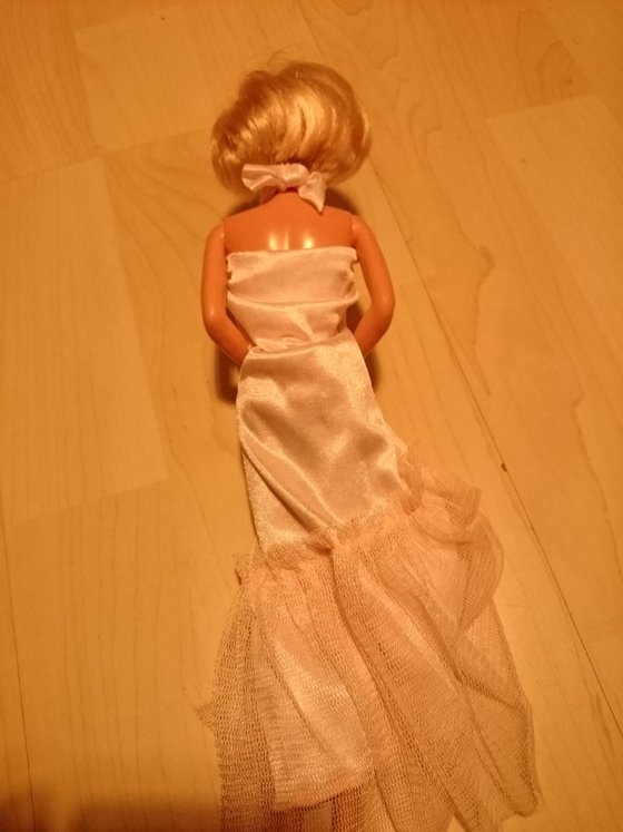 Izumi_yakumo's tweet photo. 縫わない簡単ドール服。小さいお子さんも不器用さんにも。ハンカチ大の布の真ん中にドールを置き、上端を脇の下から前面に持ってきて胸の前で交差させます。首の後ろで結べばドレスの完成ザマス。薄手の布向き。#バービー #Barbie #nosaw #ドール服 #ドール #DIY #簡単 #作ってみた #doll https://t.co/bqCL4XzJbi