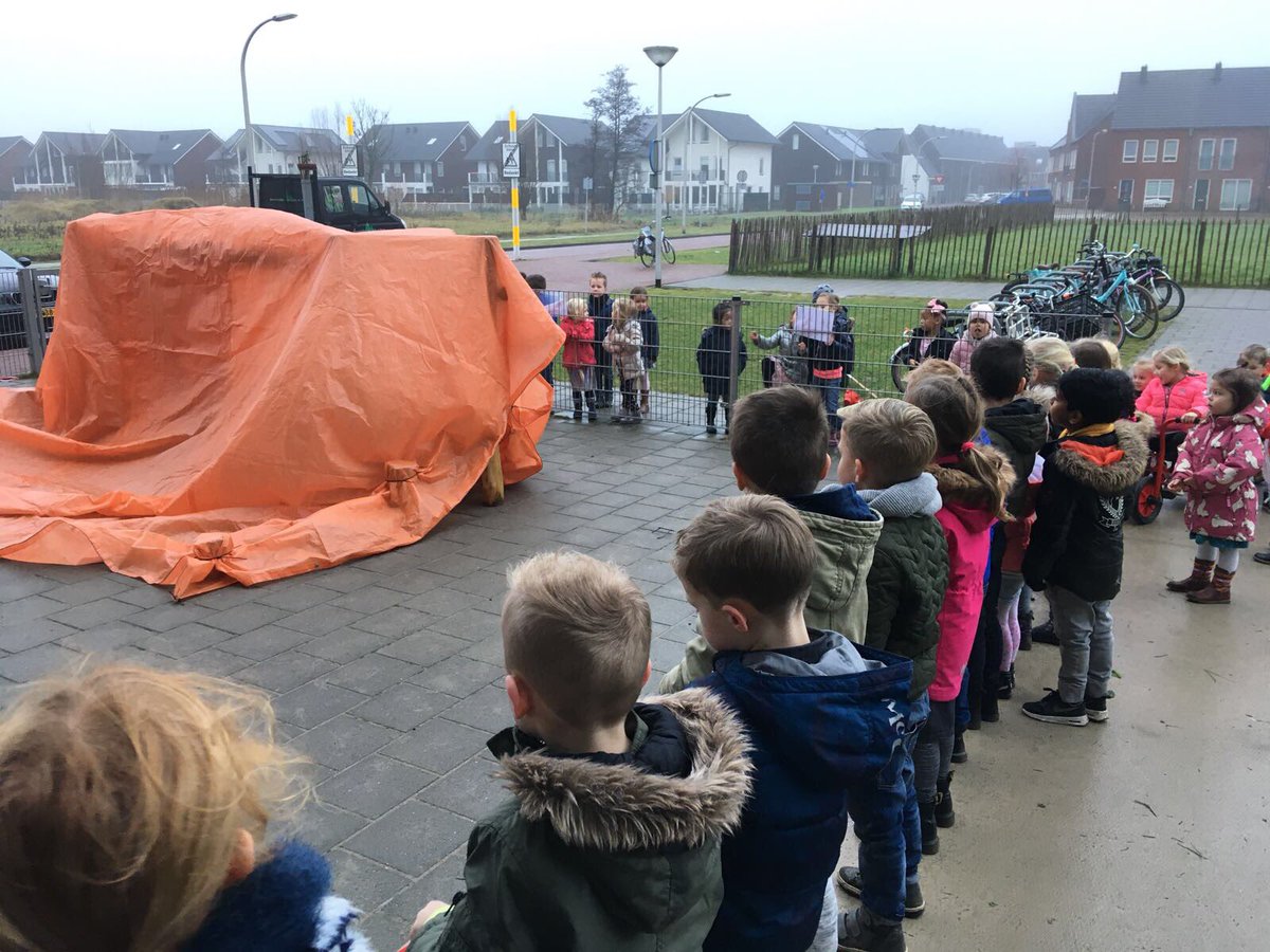 CBSVlinderboom's tweet photo. Bedankt hulpouders en ouderraad voor jullie hulp bij alle kerstactiviteiten. En wat een feest; prachtig nieuw speeltoestel geschonken door de OR! Daar kunnen we volop van genieten in het nieuwe jaar! https://t.co/tOYrrp0Vfd