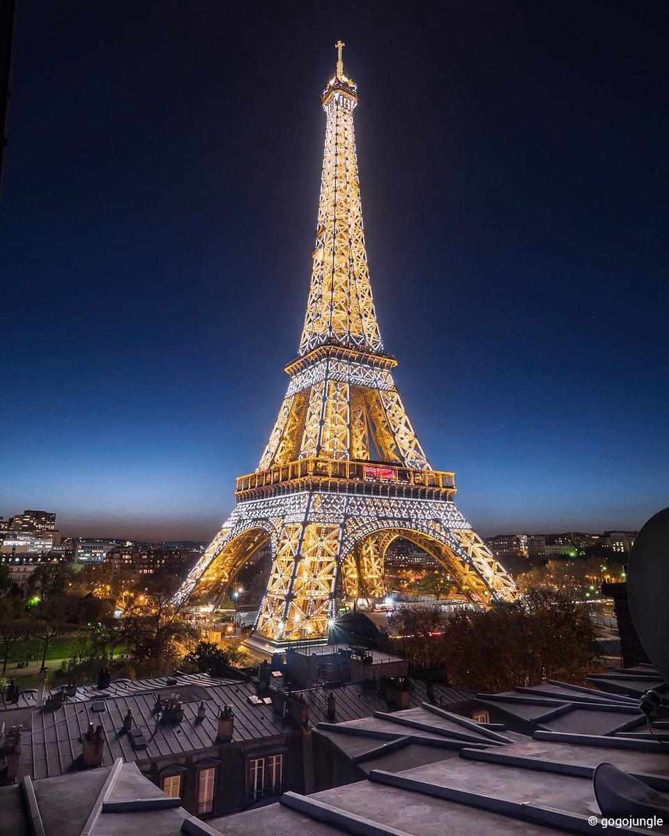 LaTourEiffel's tweet image. In order to celebrate the end of the year, I’ll welcome you an extra hour, from Saturday 23 December to Saturday 30 December 2017 (9:30 to midnight). 🎉😉 #EiffelTower
📸: gogojungle (Instagram)