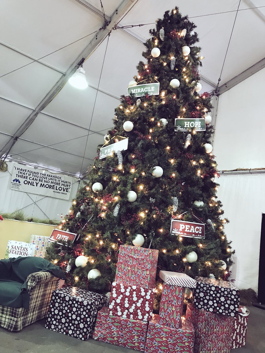RockinGarnetGal's tweet photo. Mission accomplished! There’s no better way to celebrate the season than to spend time helping others. Volunteering at the @MetroMinistries holiday tent is always on our to do list. #MetMin #BeHope #VolunteerSquad #SeasonOfGiving #LoveAllServeAll https://t.co/UFp2MGZqZG