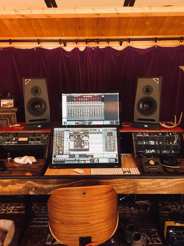 Killer Apollo Expanded setup from Big Sugar! #UAfanphoto #UniversalAudio #recording #recordingstudio #studio facebook.com/BigSugarMusic/…