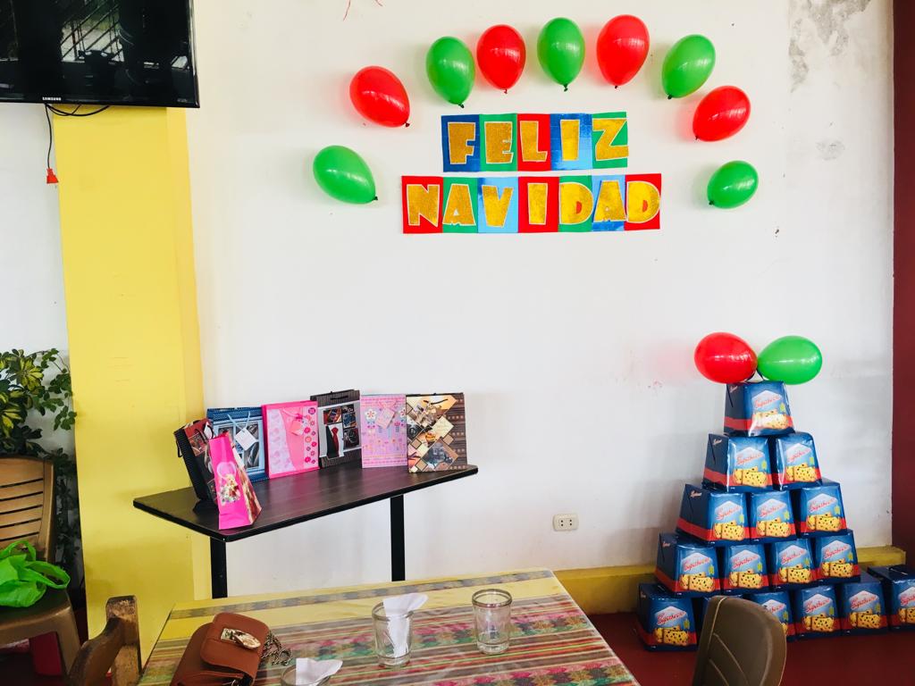 leonelguevarag's tweet photo. En el @ColAdvHuepetue así vivimos almuerzo de confraternidad y reconocimiento a nuestros maestros durante el año 2017 porque somos #GenteQueCuidadeGente 😉 https://t.co/vjMUp1jZWI