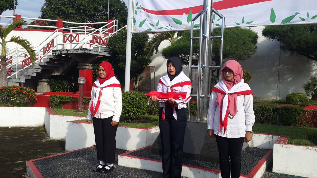 rizka_muchtar's tweet photo. Practice makes perfect 
Para petugas Upacara PHI-2017
Ibu2 karyawati Berlatih sebelum bertugas
@WitelJember 
@_funtastic5_ 
#HariIbu https://t.co/6ZT63155eh