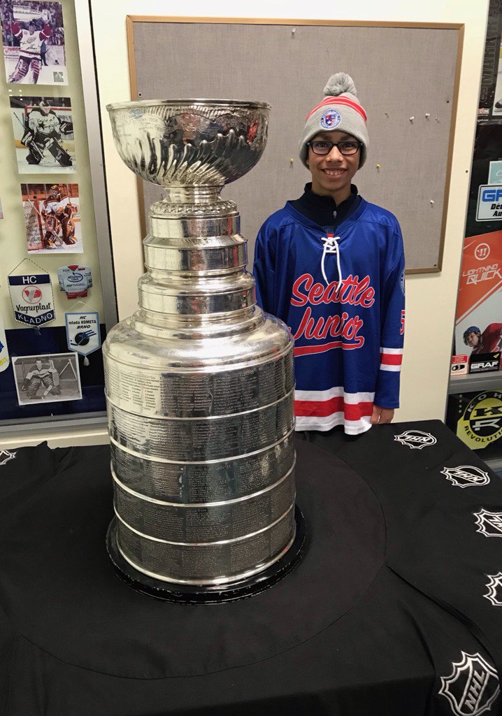 SeattleJrHockey's tweet photo. #SJHA 14U player Razi with #StanleyCup. Razi is one of our best #JrCoaches!
@NHL @HockeyHallFame @OvgSeattle https://t.co/KYYAvrUHE9