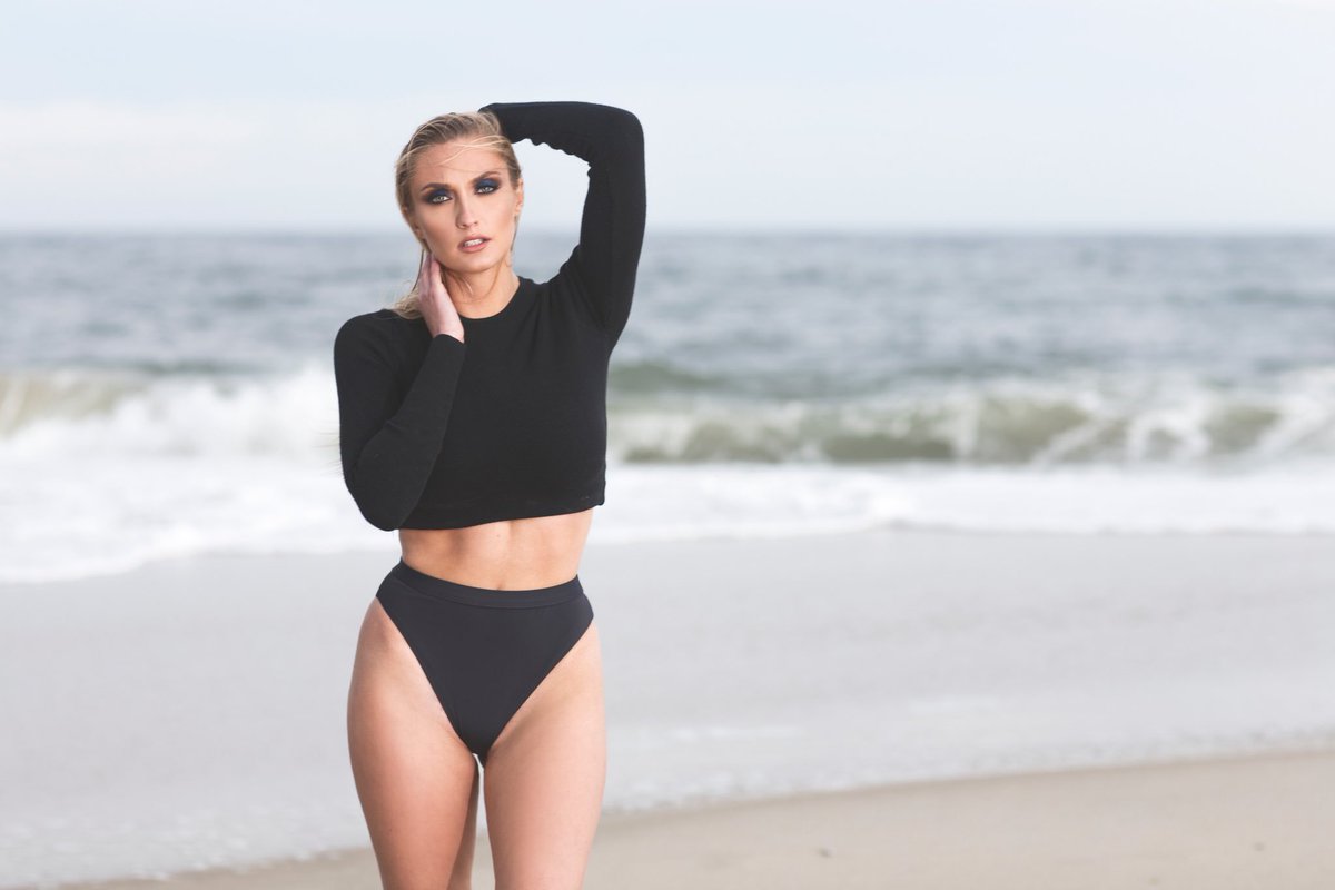 Since yesterday was the first day of #winter , I figured I'd #fbf to one of the last days of summer 🐠 ( also I'm looking to see what kind of cookie you're holding ) #jerseyshore #beachshoot #pointpleasant #photographer

MUA: @absolutelydazzlingmua