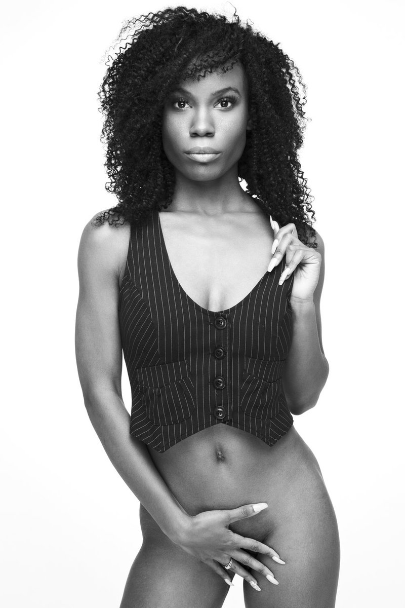 MiamiPhotoColl's tweet image. Love this image of @IvoryLoganx photographed by @Miami_Sam at @ArtHood56. #Glamour #Portrait #blackandwhite