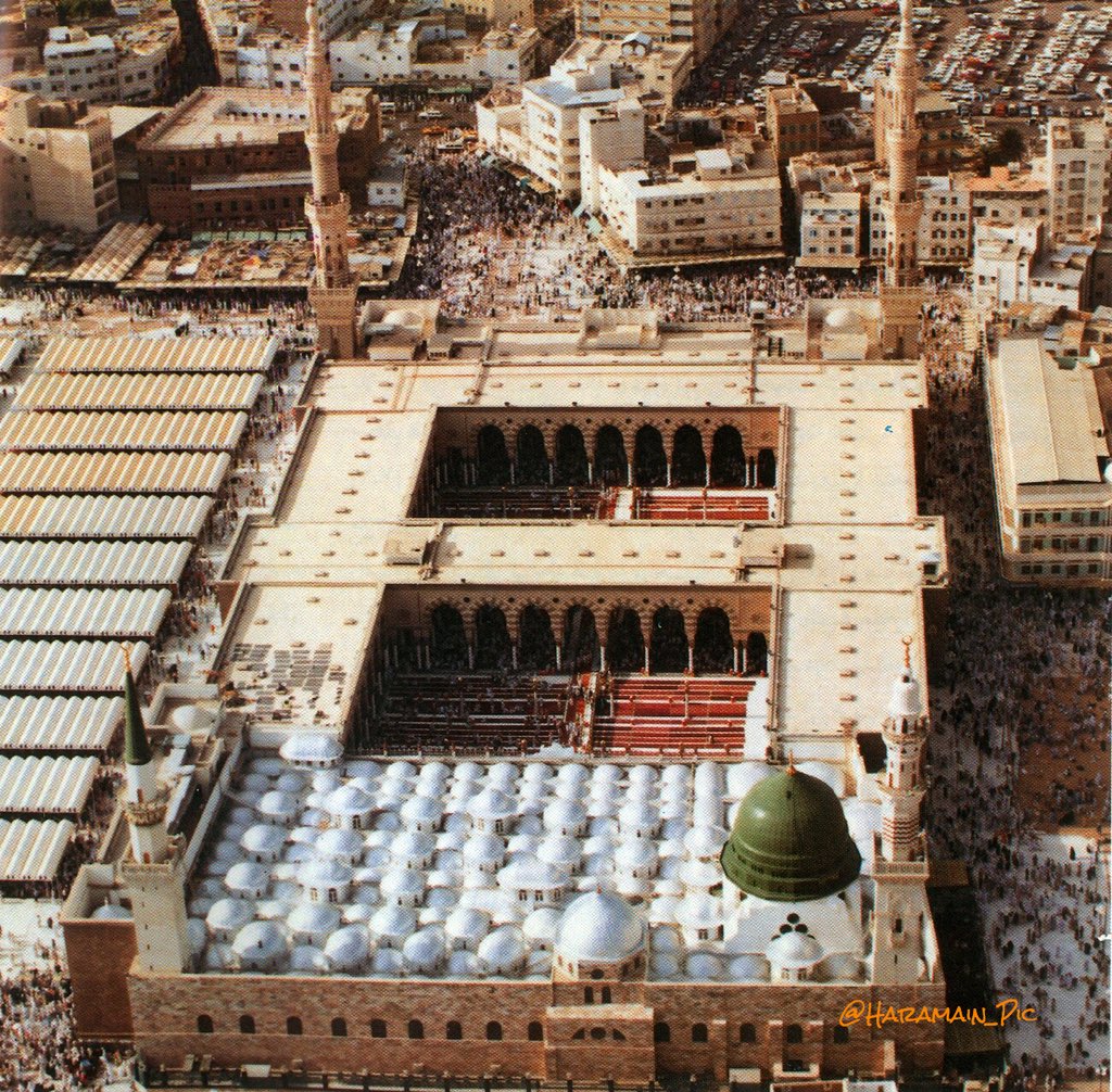 المدينة المنورة= المسجد النبوي الشريف قبل حوالي ٣٠ سنة. 