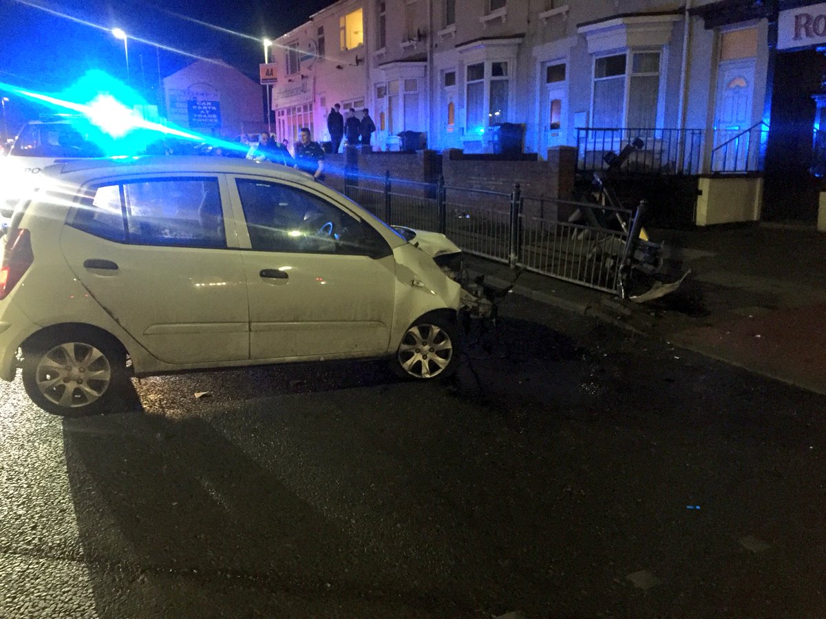 Pete3586's tweet image. First arrest of the night for drink drive goes to @DarloPoliceSC after this car met a lamppost on North Road, Darlington. Road partially blocked!