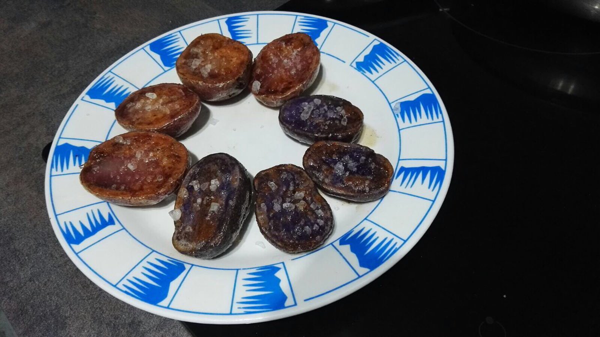 FLaProhibida's tweet photo. Patata violeta y rosa. Para un acompañamiento especial en unas fechas especiales #Navidad #patatasdecolores https://t.co/ojFwr9wO5j
