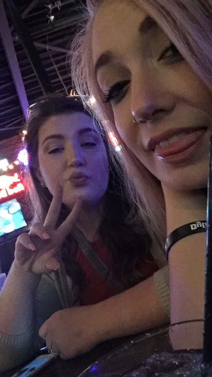 mollyhoward62's tweet photo. So today is the day we've all been waiting for! My lovely roomie turns 21 today ☺️ Happy Birthday @savageesarah I love you so much! #ripmarge https://t.co/vxnMCF0SF0