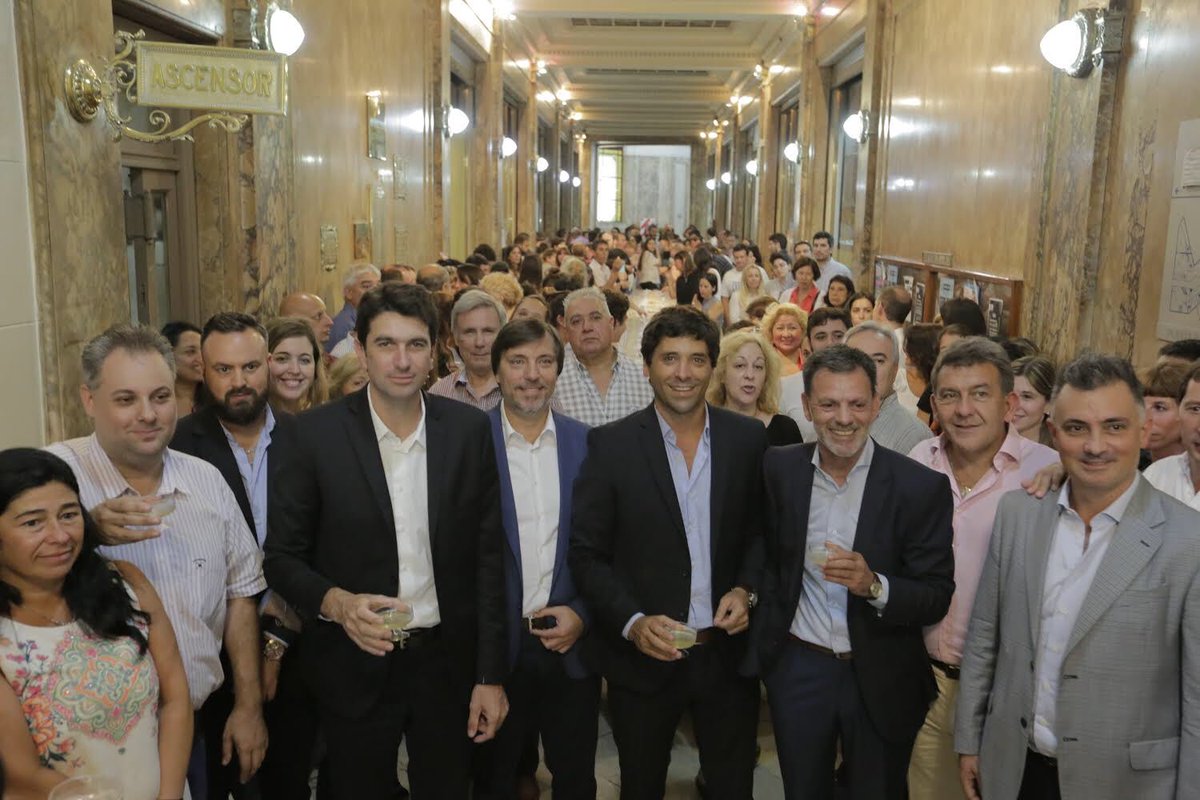 SebastiangdlCh's tweet image. ¡Brindis de fin de año en @renaper_ar!
Durante el 2017 se realizaron más de 7 millones de #DNI y eso es gracias al compromiso, dedicación y eficiencia del equipo. Juntos estamos logrando cambiar las cosas y así seguiremos trabajando en el 2018.