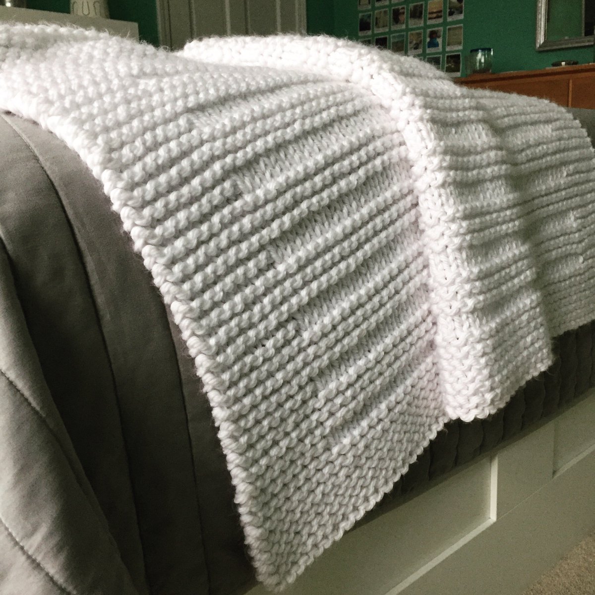 5410Studio's tweet image. This chunky blanket is very easy to #knit with @LionBrandYarn super bulky yarn! 😀Get more info on this #knittingpattern here: bit.ly/SidewalkEnds