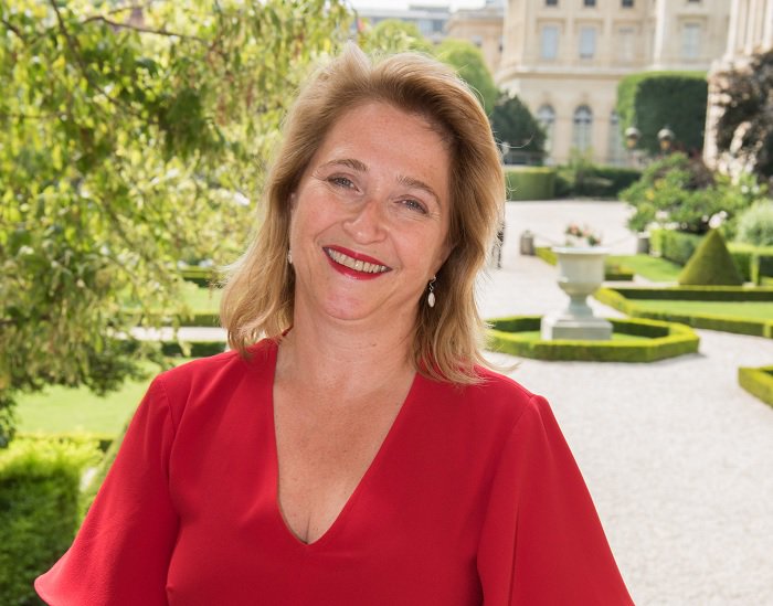 Valeurs's tweet photo. Une députée LREM s'insurge de ne pouvoir acheter une Porsche >> https://t.co/wKn4NB9qJE https://t.co/QnExm16nzX