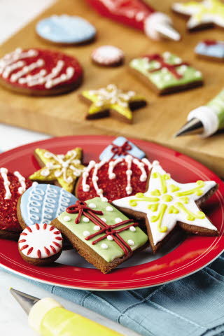 CakeBossBaking's tweet photo. 'Tis the season, baby! Make these Gingerbread Cookies with the famiglia >> https://t.co/xGqM8Ph2NQ https://t.co/rb0CUn3PTU