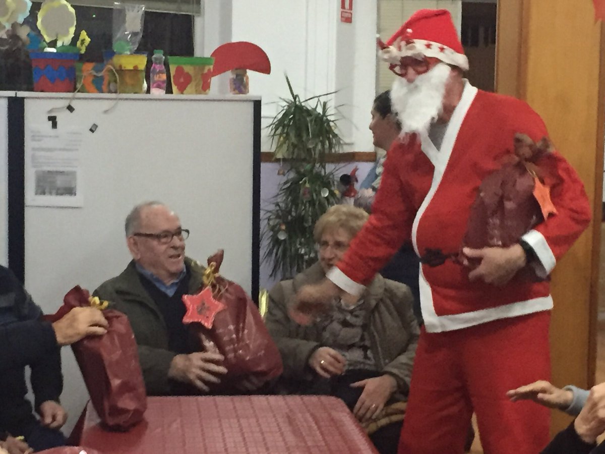 AFACUllera's tweet photo. Bones Festes a tot el Poble de #Cullera i a tots els amics i amigues d’ #AFACU . Bon #Nadal a totes les AFA germanes i a totes les persones i familiars que lluiten per mantindre viu el record de la felicitat! #Nadal #Alzheimer https://t.co/XmN6zNVSkv