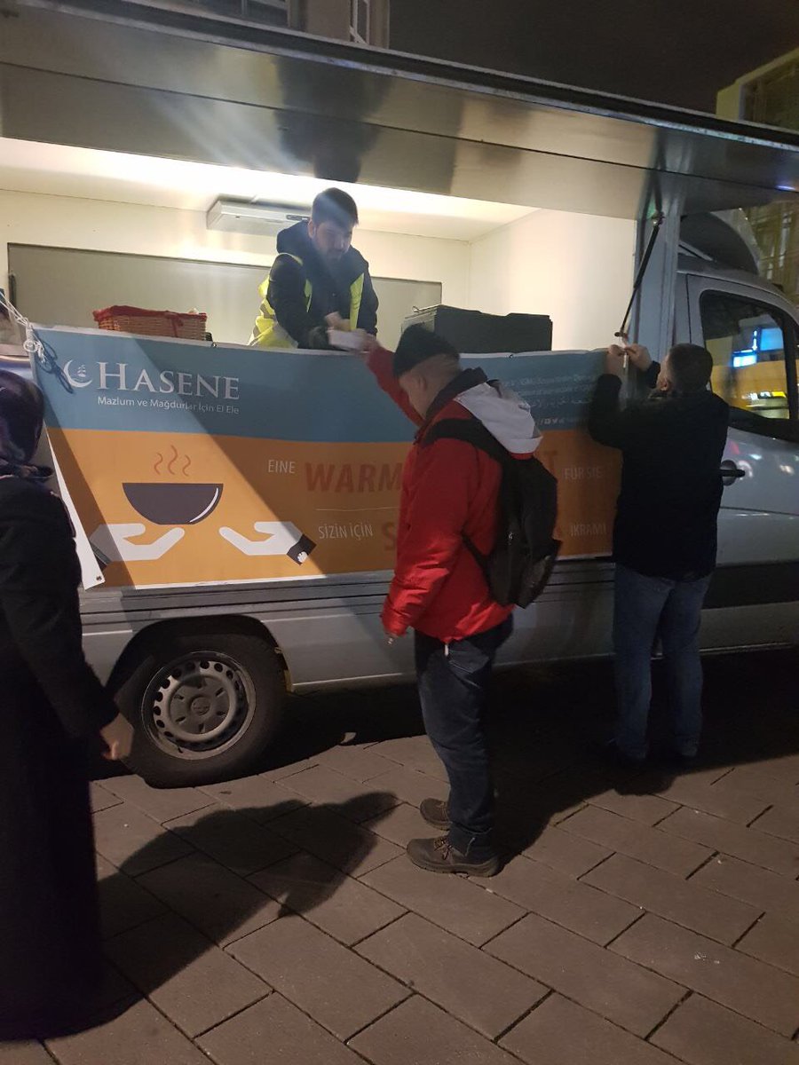 haseneorg's tweet photo. Avrupa'da Sıcak Yemek İkramı
-
Bugün akşam Berlin'de, Berlin-Alexanderplatz, Fernsehturm yanında, dışarda soğukta kalanlara ve evsizlere sıcak çorba ikram ettik. 
Bu anlamlı çalışmayı Avrupa'nın muhtelif ülke, şehir ve bölgelerinde sürdüreceğiz. Yarın sabah ise Aachen'dayız. https://t.co/W3i91XGobF