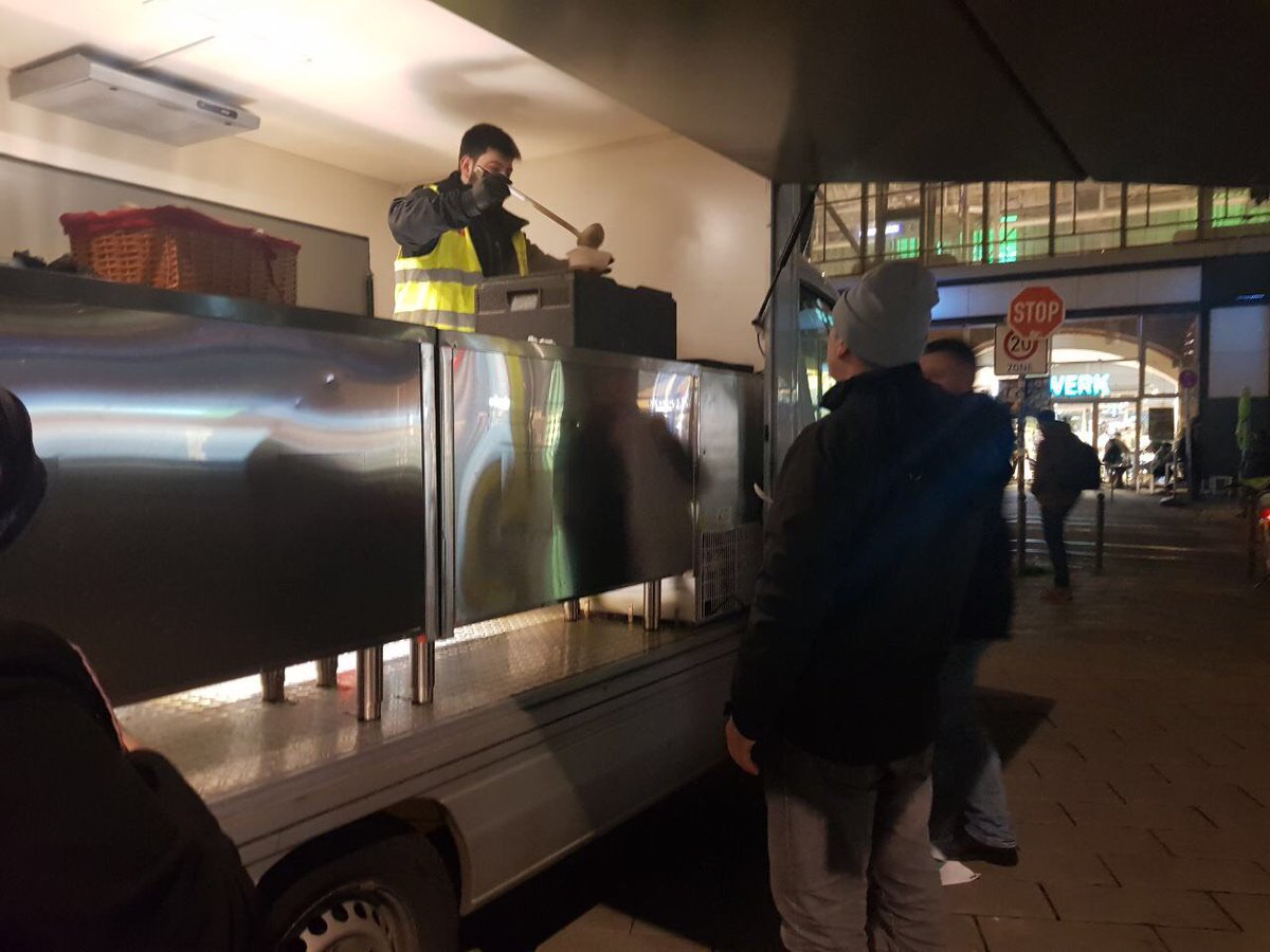 haseneorg's tweet photo. Avrupa'da Sıcak Yemek İkramı
-
Bugün akşam Berlin'de, Berlin-Alexanderplatz, Fernsehturm yanında, dışarda soğukta kalanlara ve evsizlere sıcak çorba ikram ettik. 
Bu anlamlı çalışmayı Avrupa'nın muhtelif ülke, şehir ve bölgelerinde sürdüreceğiz. Yarın sabah ise Aachen'dayız. https://t.co/W3i91XGobF