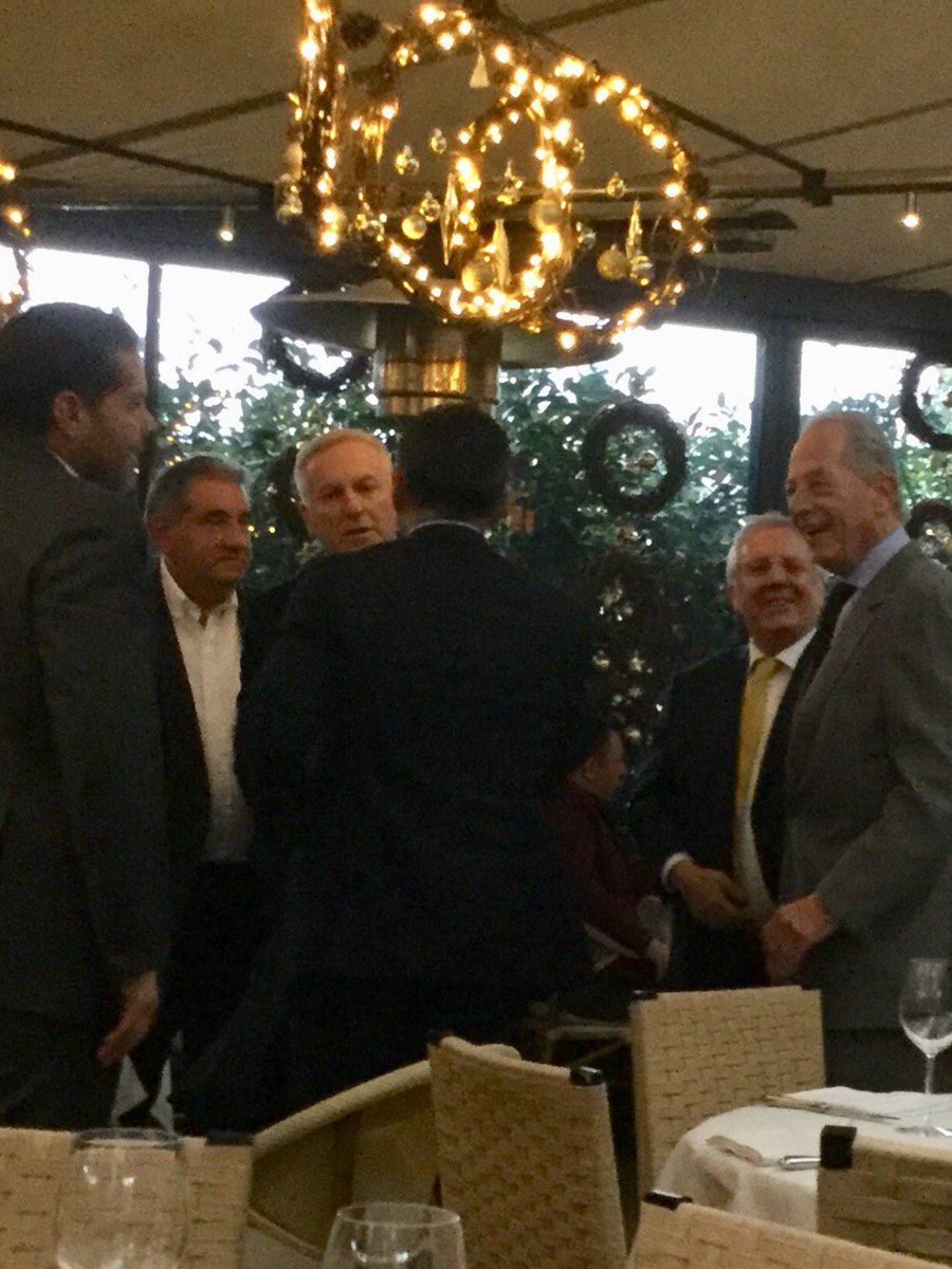 Bu kareyi İstanbul’un önemli restaurantlarından birinde çektim. Başta Aziz başkan tüm Fenerbahçe yönetimi yan masamda yemekteydi ve 10 dk sonra diğer yanıma Galatasaray’lı yöneticiler geldi şahane bir dostlukla sohbetler edildi. Hani gözü dönmş tüm fanatikler iyice görsün dedim