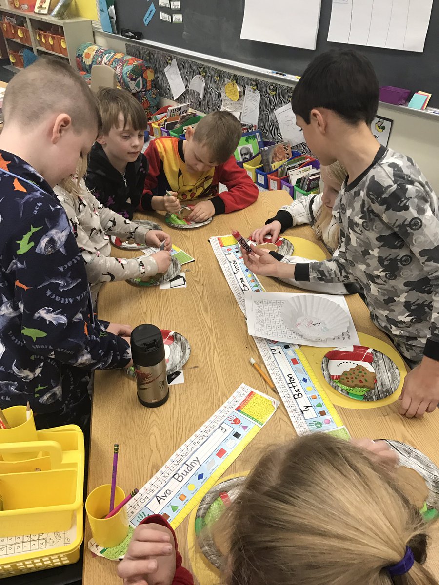 MsMorrell1's tweet photo. We had so much fun decorating cookies! https://t.co/gruAZCrRpg