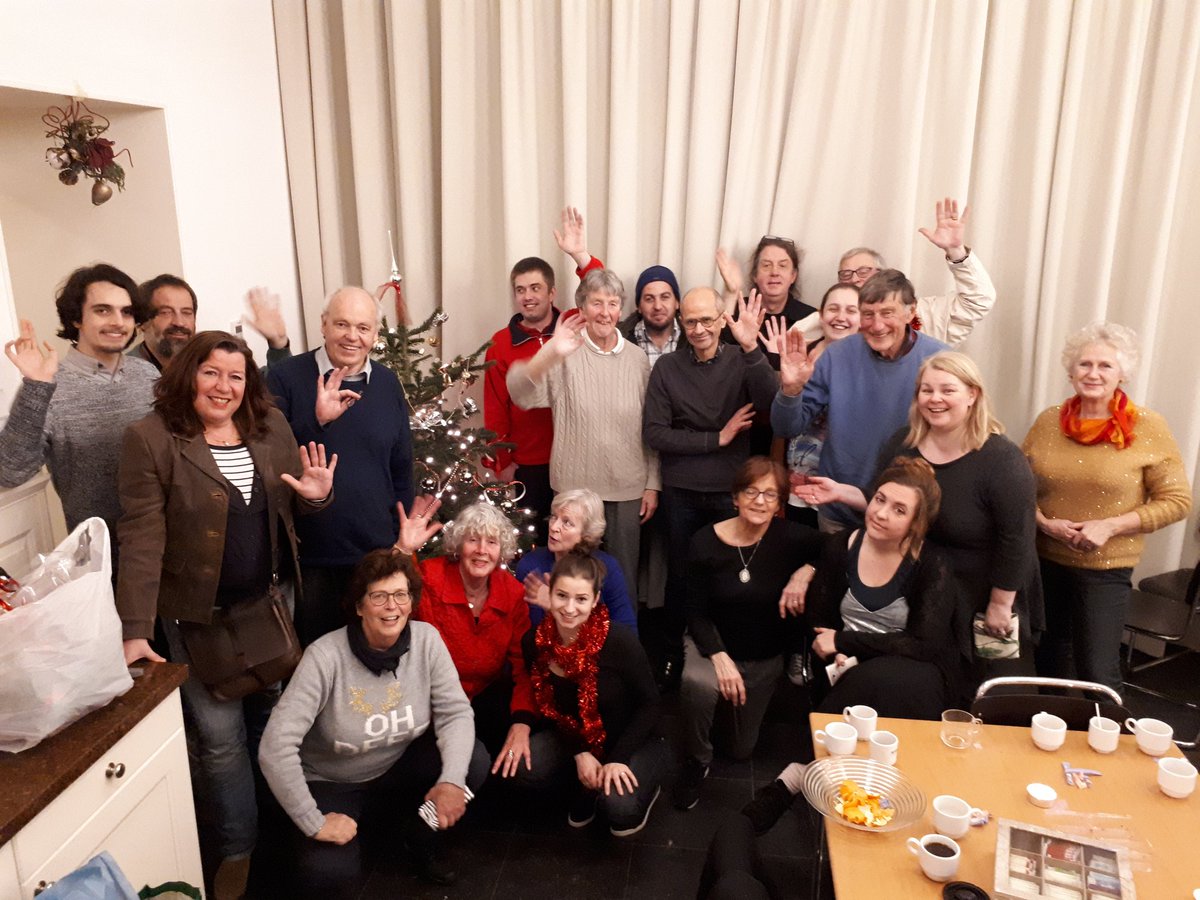Inge_Vianen's tweet photo. Een gedeelte van de groep vrijwilligers van @Straatpast070 die vanavond het kerstdiner verzorgde voor meer dan 120 dak- en thuislozen in Den Haag! https://t.co/FX60pHTiNC