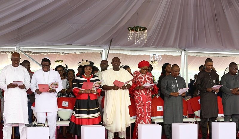 AkinwunmiAmbode's tweet photo. We raised our voices singing songs of praise to God for the blessings we received in 2017 and also in anticipation for a more glorious, profitable and productive 2018. #ChristmasCarol2017 https://t.co/9QYrm4KebL