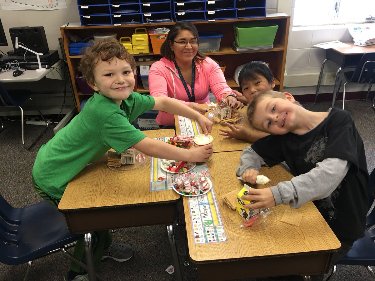 MrsRamirez3's tweet photo. Gingerbread House fun from yesterday! So much fun I forgot to tweet! https://t.co/GhUkN21sMQ