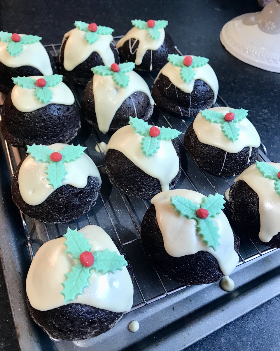 Pinkfluffcakes's tweet image. Chirtmas brownie puddings 🎅🏻☃️