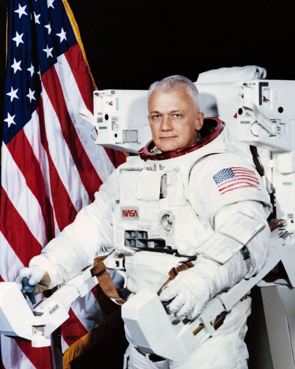 Rainmaker1973's tweet photo. Former @NASA astronaut Bruce McCandless II, mission specialist on the #STS41B and #STS31 missions, passed away on Dec. 21, 2017, at the age of 80. He was the first astronaut to fly untethered from his spacecraft https://t.co/tO2pCRZtdC https://t.co/FW7DHoI49q