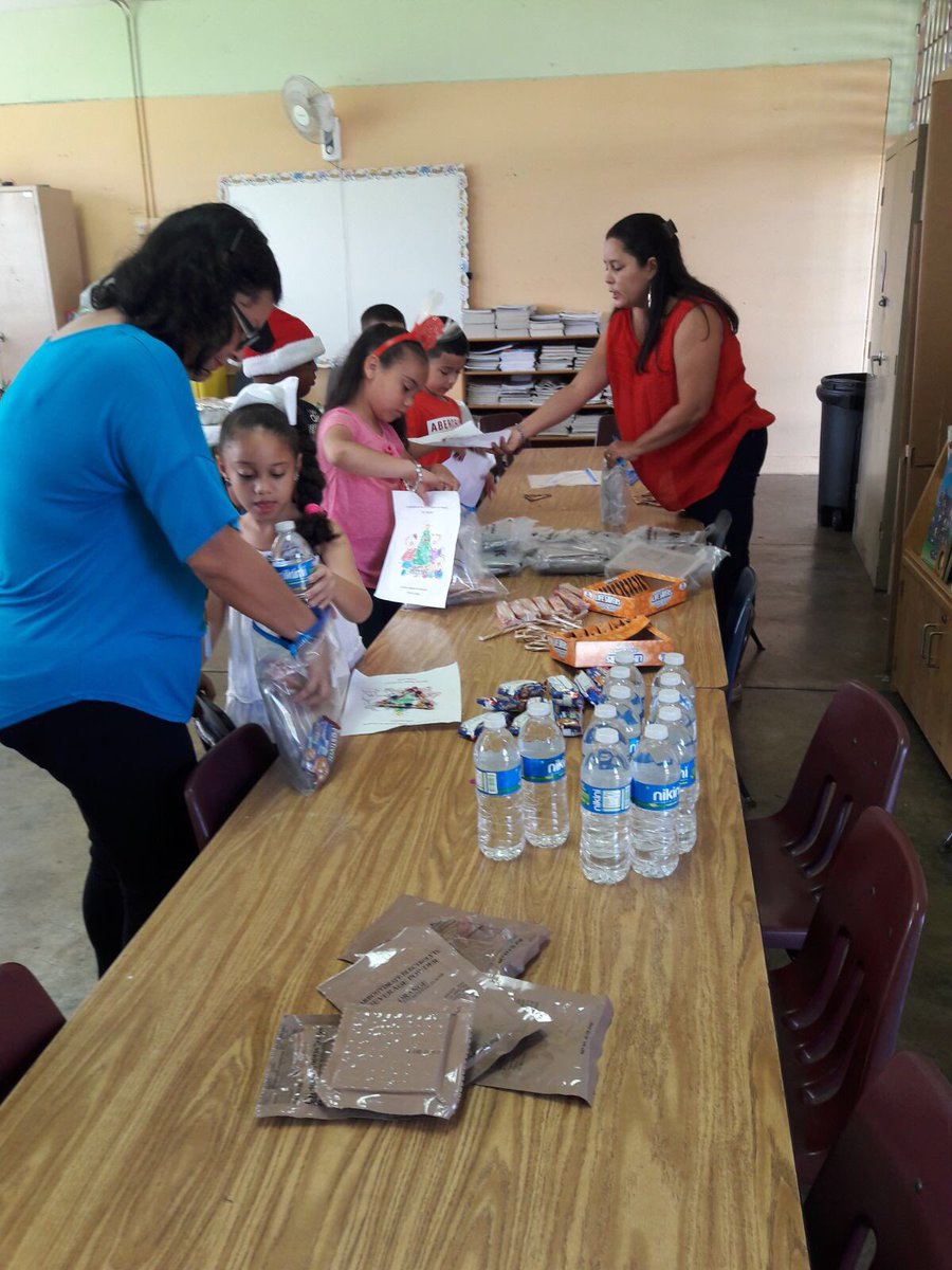 Gvm50Ortiz's tweet photo. Hoy niños y niñas de 1er grado de @TeamGVM prepararon un regalo muy especial para residentes del residencial Los Peña. #DiciembreMesDeLaBondad. @juanoscar2016 @SecEducacionPR @BeatrizRossello @AidaSanchez1234 @ritabarretodire https://t.co/jVxXvI3tuT