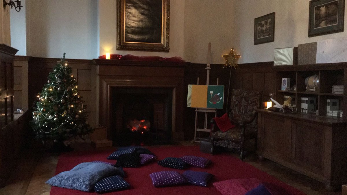 Edgarderuijter's tweet photo. Kerstlampjes opgehangen ✔ 
Kerstbomen rechtgezet ✔ 
Gast Fantast gearriveerd ✔ 

Kerst Kasteel Helmond is er klaar voor!! 🌲 ⛄ 

Voel je thuis in Kerst Kasteel Helmond 🎄 #museumhelmond #Helmond https://t.co/yby5G6a1yh