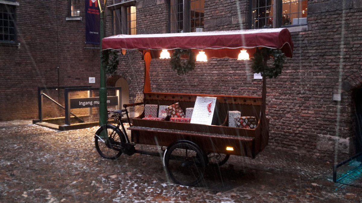 Edgarderuijter's tweet photo. Kerstlampjes opgehangen ✔ 
Kerstbomen rechtgezet ✔ 
Gast Fantast gearriveerd ✔ 

Kerst Kasteel Helmond is er klaar voor!! 🌲 ⛄ 

Voel je thuis in Kerst Kasteel Helmond 🎄 #museumhelmond #Helmond https://t.co/yby5G6a1yh