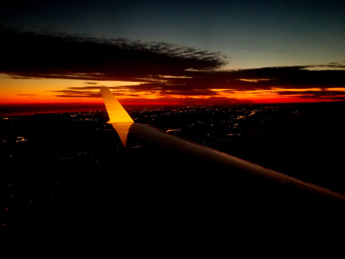 demont's tweet photo. Sunset over #Philadelphia 🌆 @AmericanAir https://t.co/HCvQfzO4dI