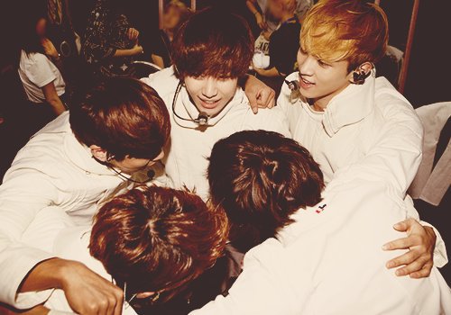 beginshinee's tweet photo. Embora eu não esteja aqui com o SHINee desde o começo, eu me sinto muito orgulhosa de toda trajetória que fizeram. 
Não tenho palavras para descrever o quão eles são importantes pra mim. 
Eu amo tanto eles que eu não tenho noção de como descrever esse sentimento  #SHINee3500day https://t.co/2OhLA40QVW