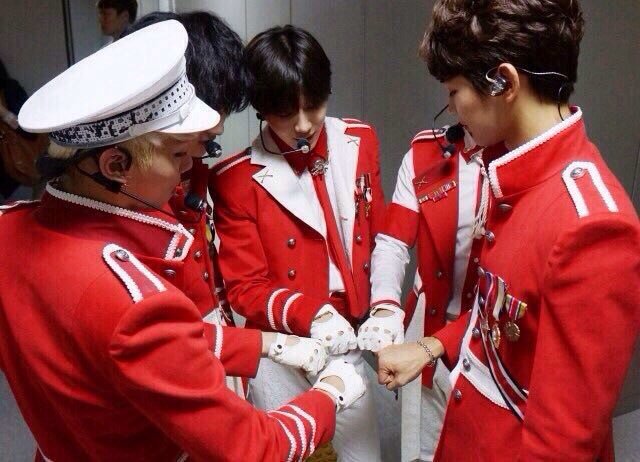 beginshinee's tweet photo. Embora eu não esteja aqui com o SHINee desde o começo, eu me sinto muito orgulhosa de toda trajetória que fizeram. 
Não tenho palavras para descrever o quão eles são importantes pra mim. 
Eu amo tanto eles que eu não tenho noção de como descrever esse sentimento  #SHINee3500day https://t.co/2OhLA40QVW