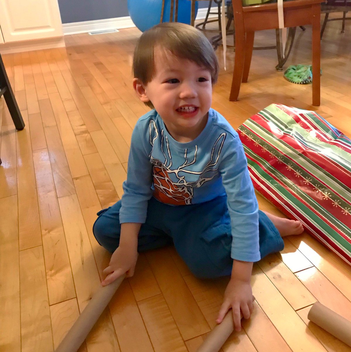 TaraMac_21's tweet image. Trying to wrap gifts instead... with a 2.5 year old is near impossible! 🙄🎁 #gettingnowhere #hesluckyilovehim 💙