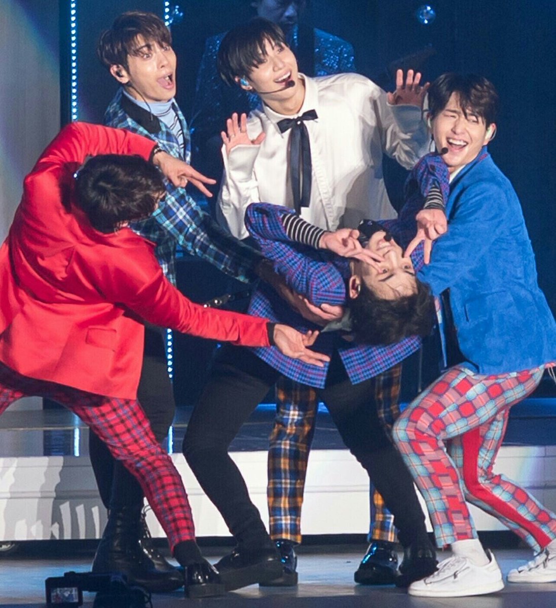 beginshinee's tweet photo. Embora eu não esteja aqui com o SHINee desde o começo, eu me sinto muito orgulhosa de toda trajetória que fizeram. 
Não tenho palavras para descrever o quão eles são importantes pra mim. 
Eu amo tanto eles que eu não tenho noção de como descrever esse sentimento  #SHINee3500day https://t.co/2OhLA40QVW