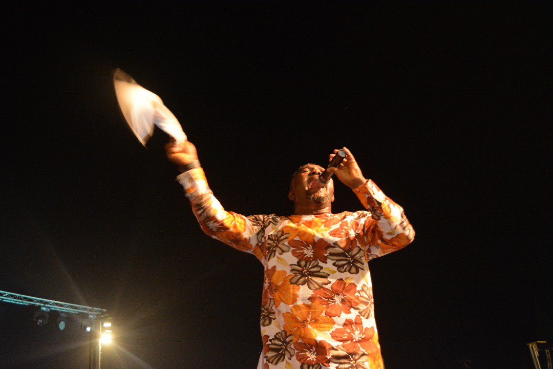 akcarolsfest's tweet photo. Kingsley Ike set the atmosphere on fire.
Hope you enjoyed his performance?
#akcarolsfest2017 #ChristmasinUyo #EmmanuelGodisWithus https://t.co/El2klH0HOa