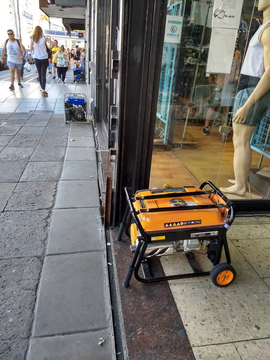 Claudiissssss's tweet photo. Un clásico de Navidad? El vitel toné?...
No, los cortes de luz en Av Mitre, Avellaneda.
¡Esto pasa porque se paga dos pesos y Cristina no les hace cumplir con el servicio!!!... Ah no... Pará aumentaron las tarifas y Mau es el presi... #edesurlpmqtp #devolvelaluz https://t.co/8frz2US8A8