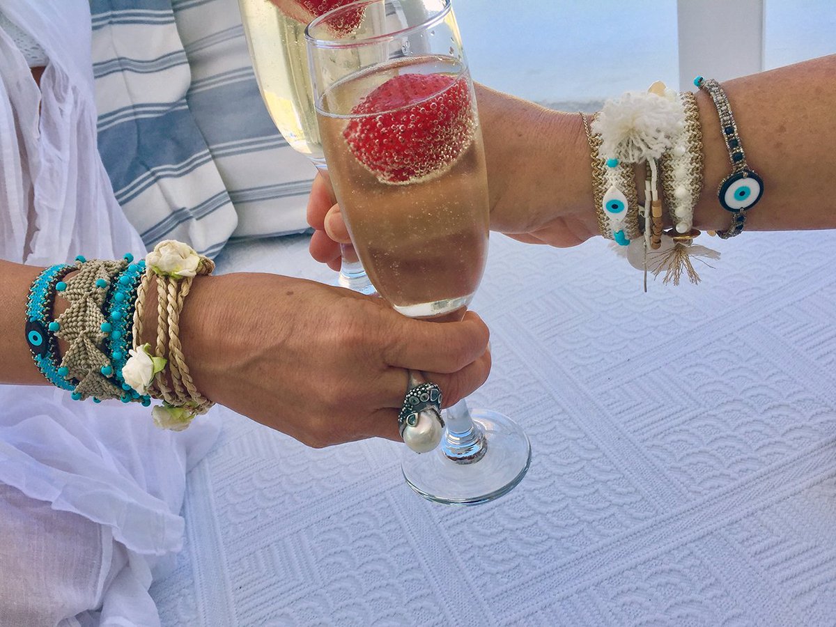 Spa_Radiance's tweet photo. Zipping around all over town?  Let us ease your holiday frazzle by sharing our favorite gift picks. https://t.co/jNSb2BtA2Z https://t.co/nfCLk9Xt61