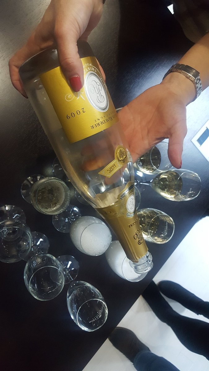 DiaMariaIonescu's tweet photo. #chears #cristal #champaine #marrychristmas https://t.co/beBa75yO20